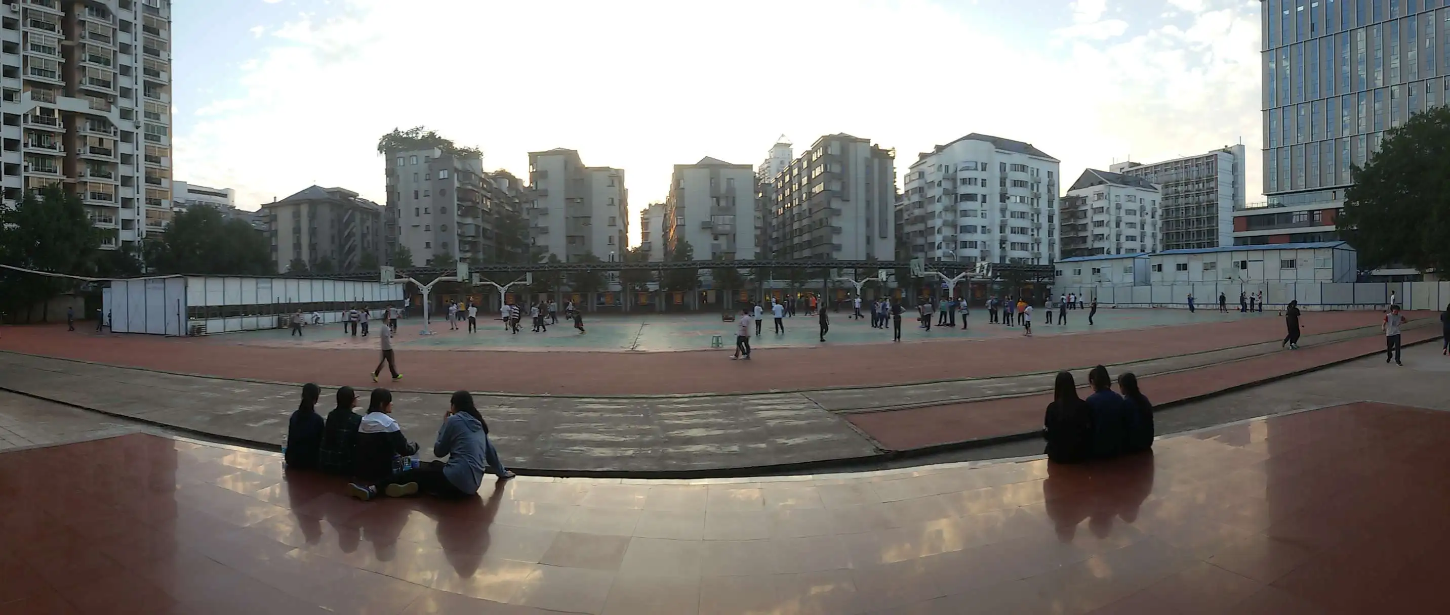 操场薄暮图 操场薄暮图