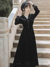 Черное бархатное платье с кукольным воротником и длинными рукавами