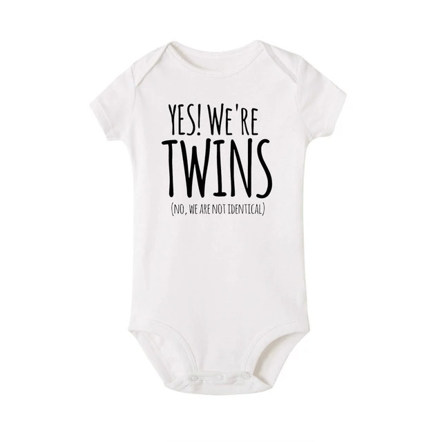 Yes We Are Twins Newborn Twins Одежда для маленьких мальчиков и девочек белая буква принт комбинезон игровой костюм с коротким рукавом