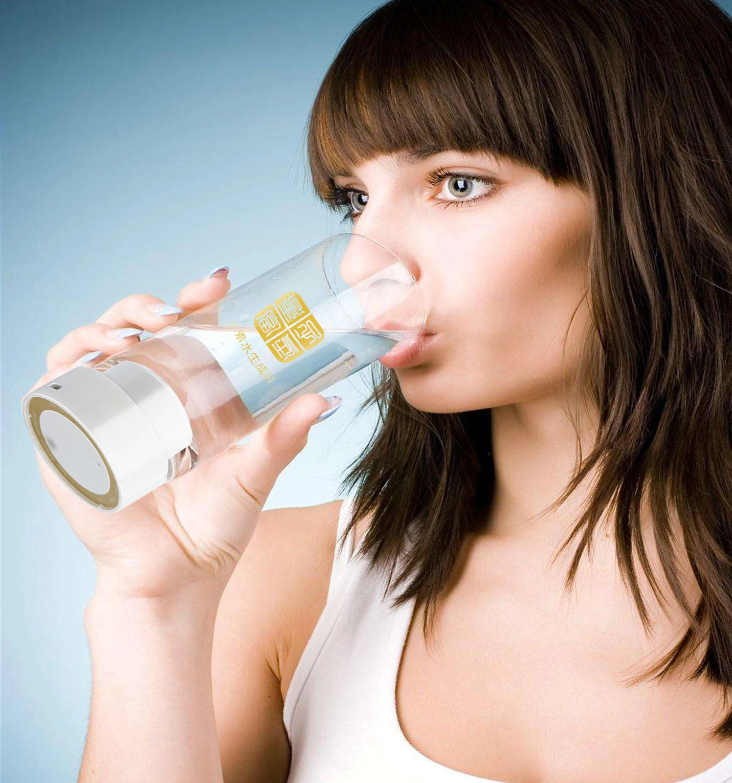 девушка пьет воду. пить воду. девушка пьет воду из бутылки. женщина пьет воду. женщина со стаканом воды.