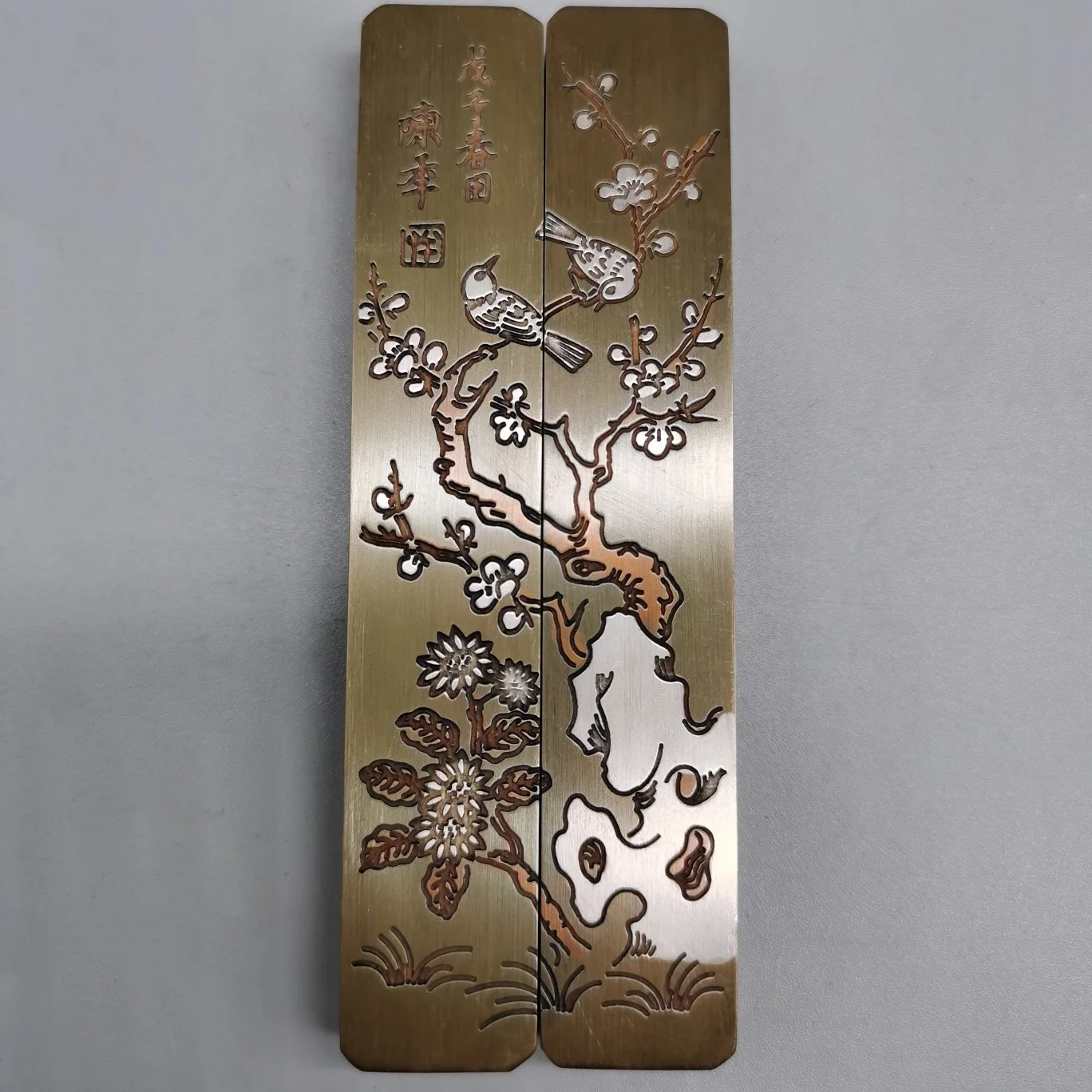 

China Brass Sculpture" Plum Blossom Paper-weight "Calligraphy Painting Auxiliary Tool Metal Crafts Home Decoration