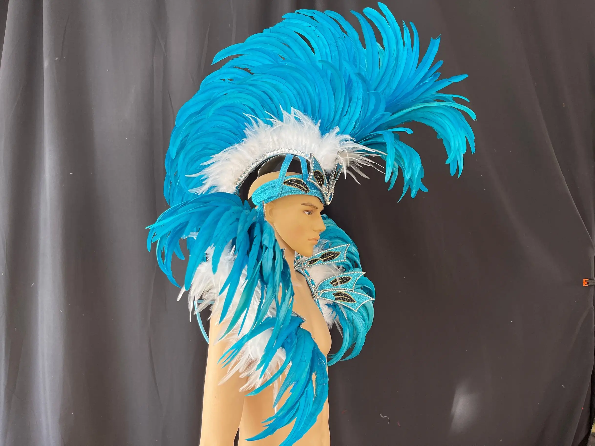 Una mujer con un disfraz de carnaval con un tocado de plumas azul