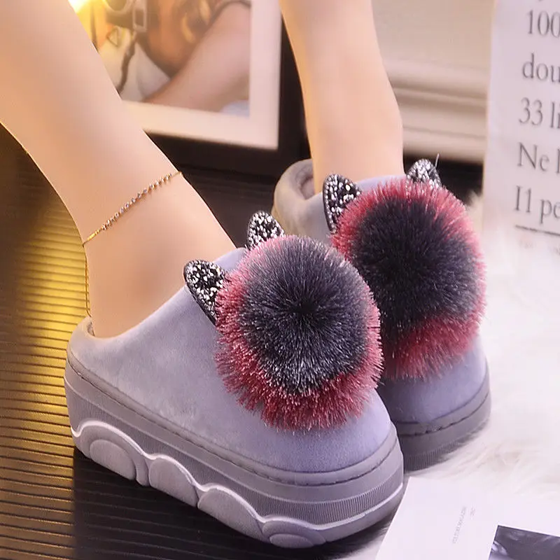 Gray pompom Забавные тапочки; женская зимняя домашняя обувь с помпонами; стразы в виде кота; домашняя обувь; женские домашние тапочки; Новинка года - Цвет: Gray pompom