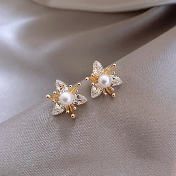 

2020 New fashion Women temperament fine crystal flowers Stud Earrings contracted small pearl modelling Earrings Jewelry