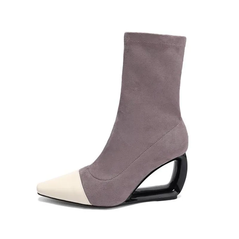 Новинка; осенние женские эластичные ботинки с острым носком; Короткие повседневные ботинки; серые замшевые ботинки на танкетке с резным узором; Botas Mujer; черные зимние ботинки; Botines - Цвет: Серый