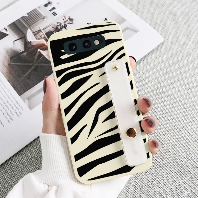 Wrist Strap Case For Samsung Galaxy S10e S 10e Cover 5.8" Flowers Phone Coque For Samsung GalaxyS10e Shockproof Phone Funda Etui samsung silicone
