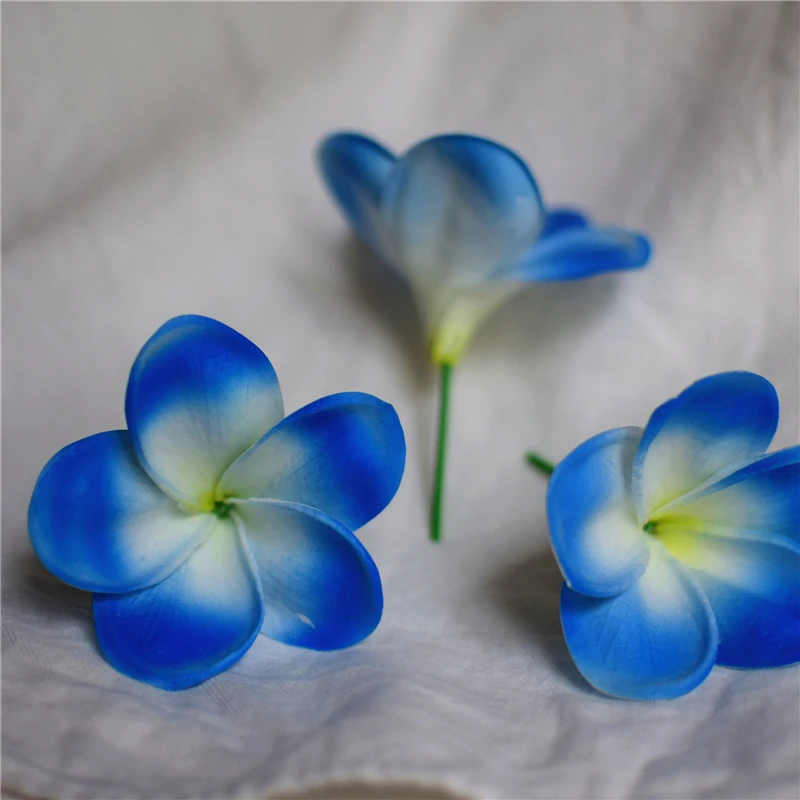 Ярко-розовый/фуксия frangipani Plumeria настоящие на ощупь цветы головки Торт Топперы Свадебные украшения 100 шт в партии - Цвет: blue with stem