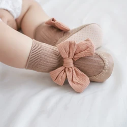 Chaussures d'automne en cuir à semelles et chaussettes pour bébé, Tube Anti chute, chaussettes de princesse à nœud, chaussures pour tout petits 