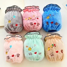 Сезон осень-зима; Детский мультфильм манжеты пыле обрастания для малышей Одежда с длинным рукавом для малышей милые вышитые короткие флисовые нарукавник в Корейском стиле