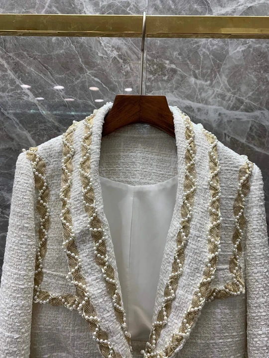Новинка года; сезон осень-зима; женская короткая куртка с бусинами; 924