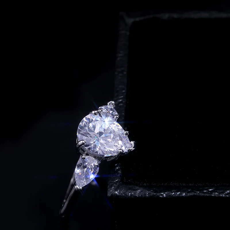 HUITAN Clear Water Drop Shaped Classic Wedding Engagement Rings Tear Pear Shaped Cubic Zircon Stone Fashion Women Jewelry Ring