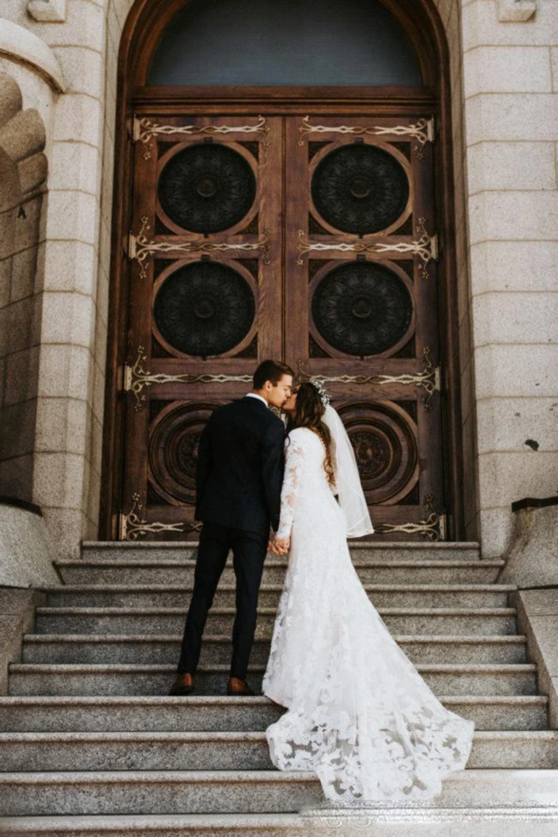2020-lace-mermaid-modest-beach-wedding-dresses-long-sleeves-v-neck-vintage-country-boho-bridal-gowns-with-buttons-back-robes-de-mari%C3%A9e (3)