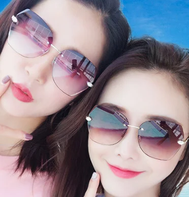 

CZ10161 2020 hot new light Sunglasses large frame fashion glasses