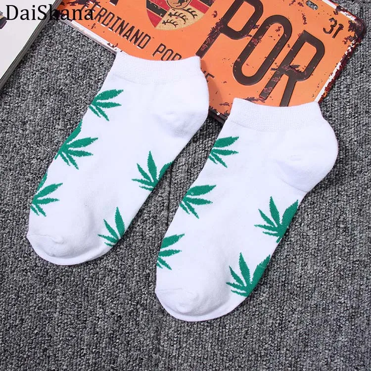 ZB0582 Men's socks new maple leaf socks in the tube cotton skateboard hemp leaves in the tube socks trend Korean street sports socks - Цвет: ZB0582