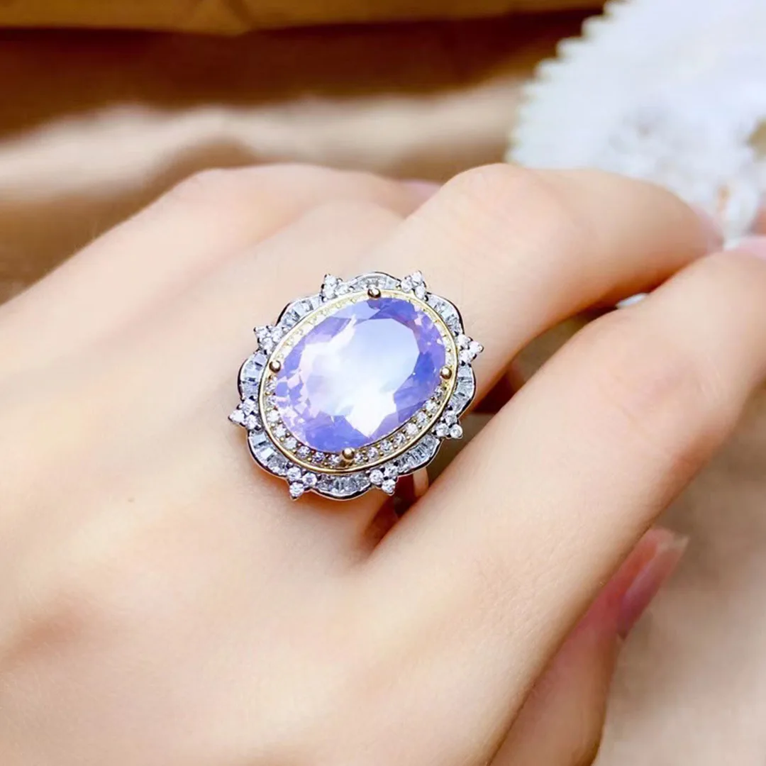 

Кольцо из серебра 925 пробы с фиолетовым аметистом и фианитом
