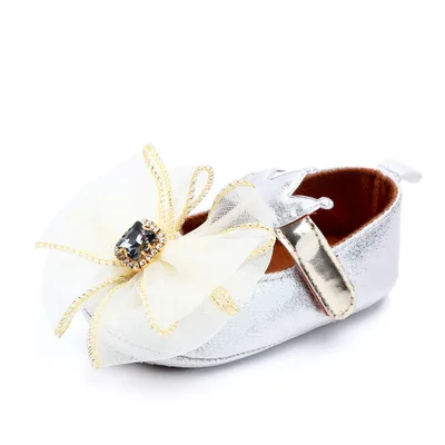 Повседневная обувь новорожденного в виде короны для маленьких девочек; обувь с красными цветами; обувь с твердой резиновой подошвой и кристаллами для маленькой принцессы; Размеры 0-18 месяцев - Цвет: white2