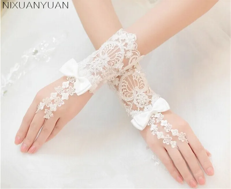 

Hot Sale Wedding Gloves 2021 New Fingerless Short Bridal Glove with Lace Appliqued Bow Wedding Dress Elegant Wedding Accessories