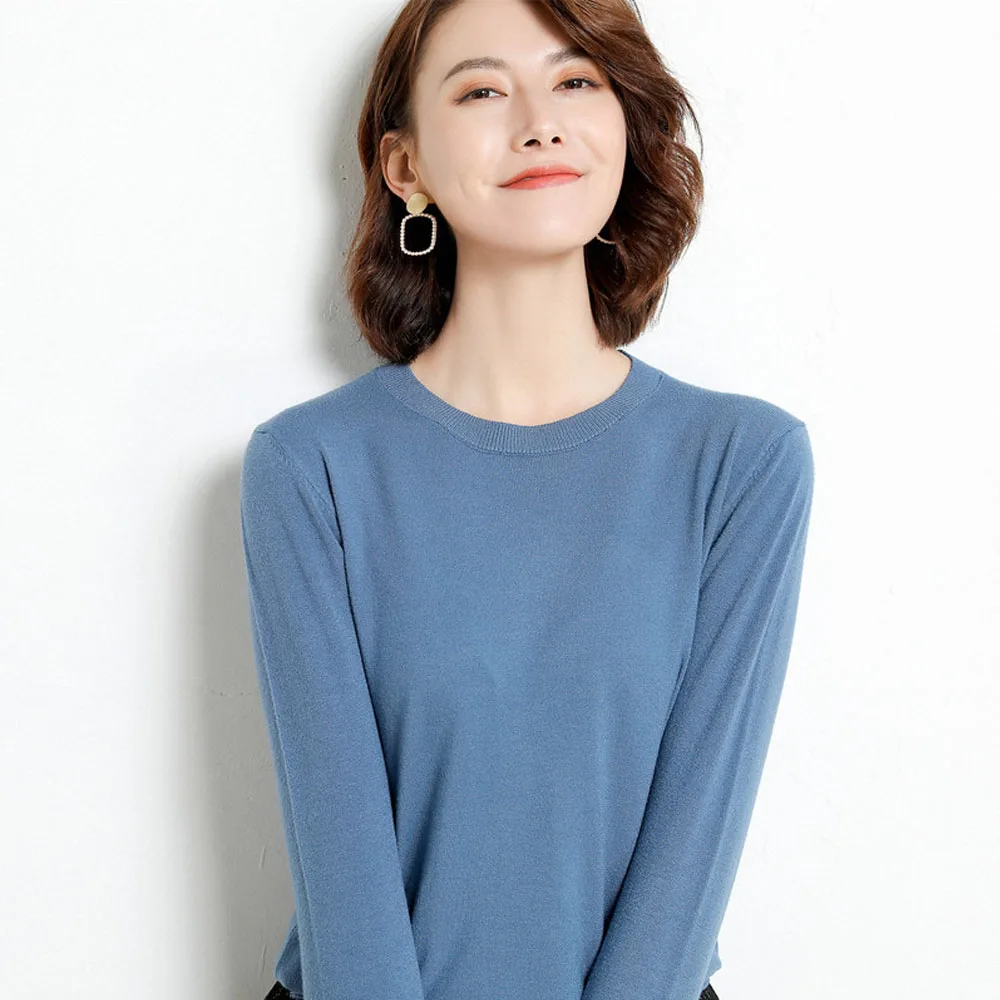 Женский трикотажный свитер однотонный кашемировый с круглым вырезом и длинными