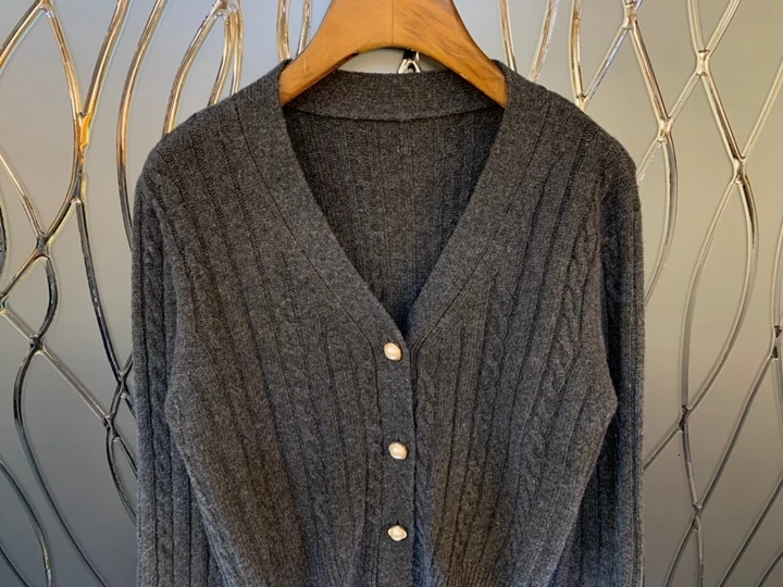 V-collar Woman New Button Decorative Pure-color Long-sleeved 100-hung Wool Card Knitted Shirt 922 in Early Autumn of