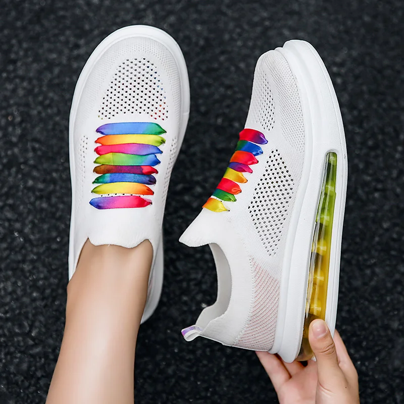 Модные радужные цвета Амортизирующая спортивная женская обувь Белые