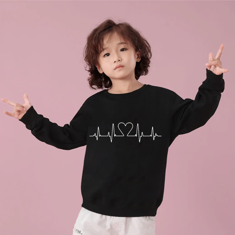 Толстовка с надписью «Love Heartbeat» для маленьких девочек; детский черный свитер для девочек; детская толстовка с капюшоном; Повседневная Новая модная зимняя детская одежда; костюм