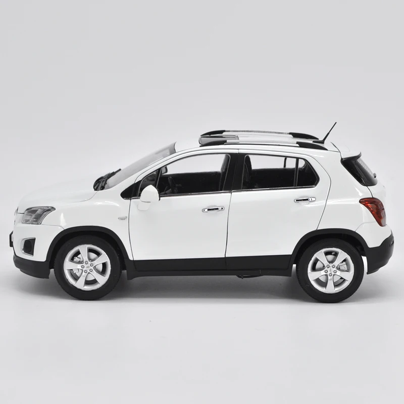 1:18 Chevrolet TRAX SUV литая под давлением Модель автомобиля игрушки Металлическая