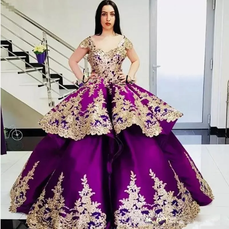 

New Lace Applique Purple Quinceanera Dresses Cap Sleeves Satin Ball Gown Prom Dress Ruffles Tiered Abric Dubai Evening Gonws