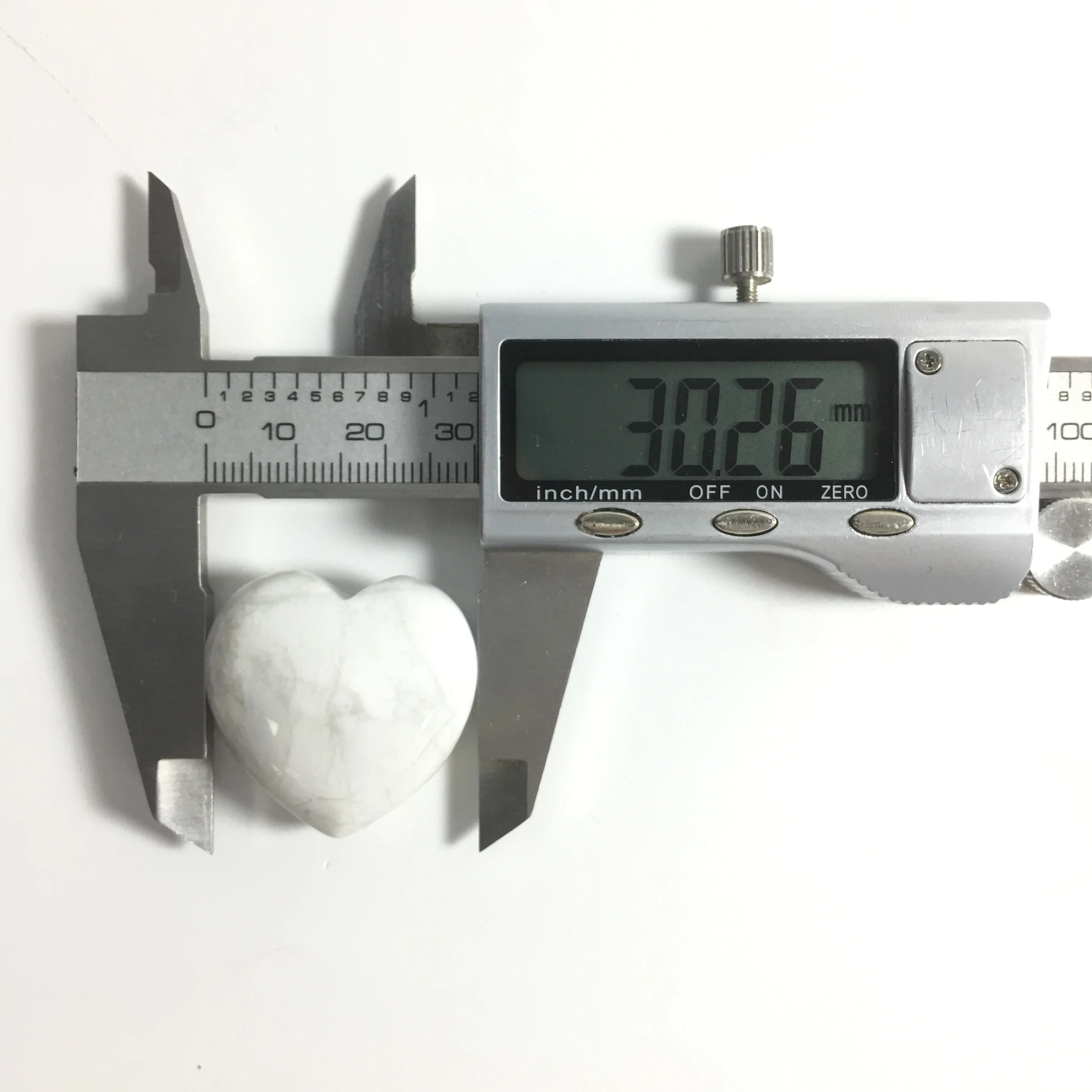 Высокое качество натуральный ручной резной 30 мм Howlite кристалл сердце