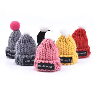 Шапка телефон. Шапка телефон. Девушка в зимней шапке. Шапка зимняя dynamic. Девушка зима солнце.