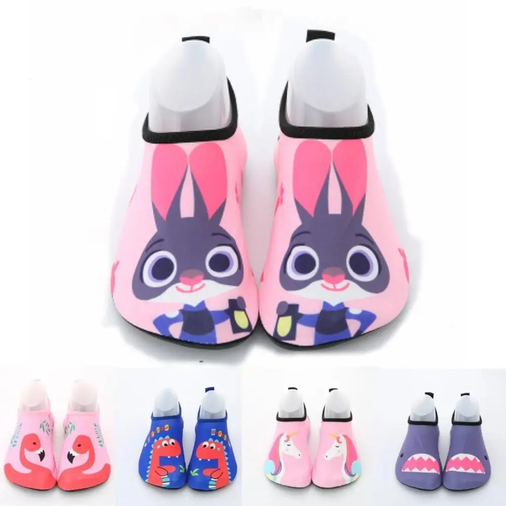 Zapatos de playa con dibujos animados para niños, zapatillas antideslizantes, ultraligeras, de piel suave, calcetines de agua, zapatos para niños y murciélagos para hombre y niño