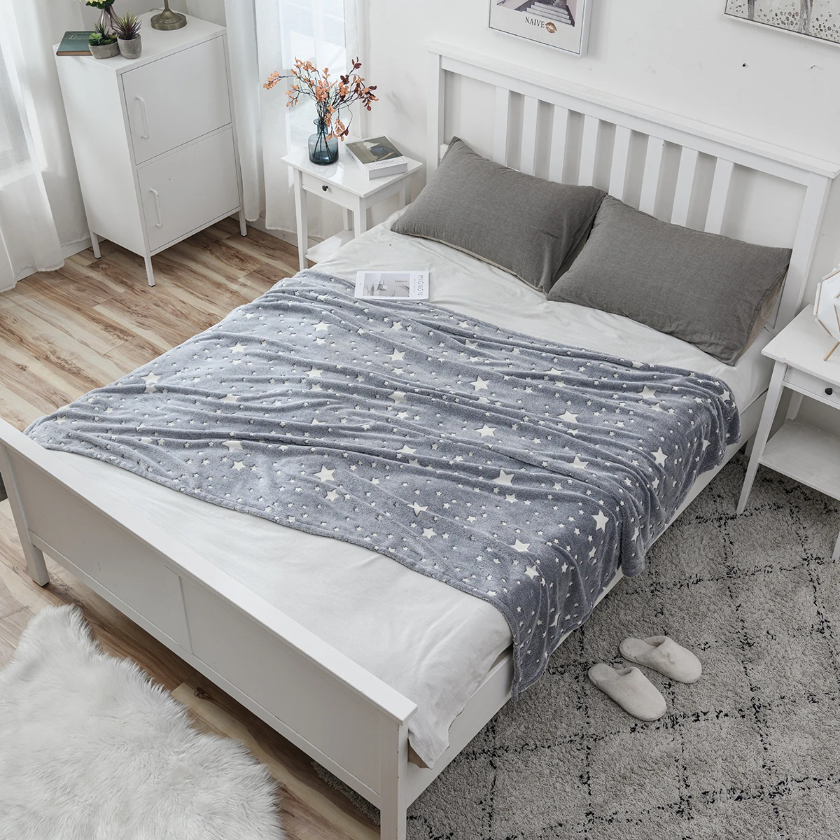 Glow in The Dark Throw Blanket Galaxy Stars Pattern Flannel Fleece Blanket Soft Warm Fuzzy Plush Blanket Kids Christmas Decor