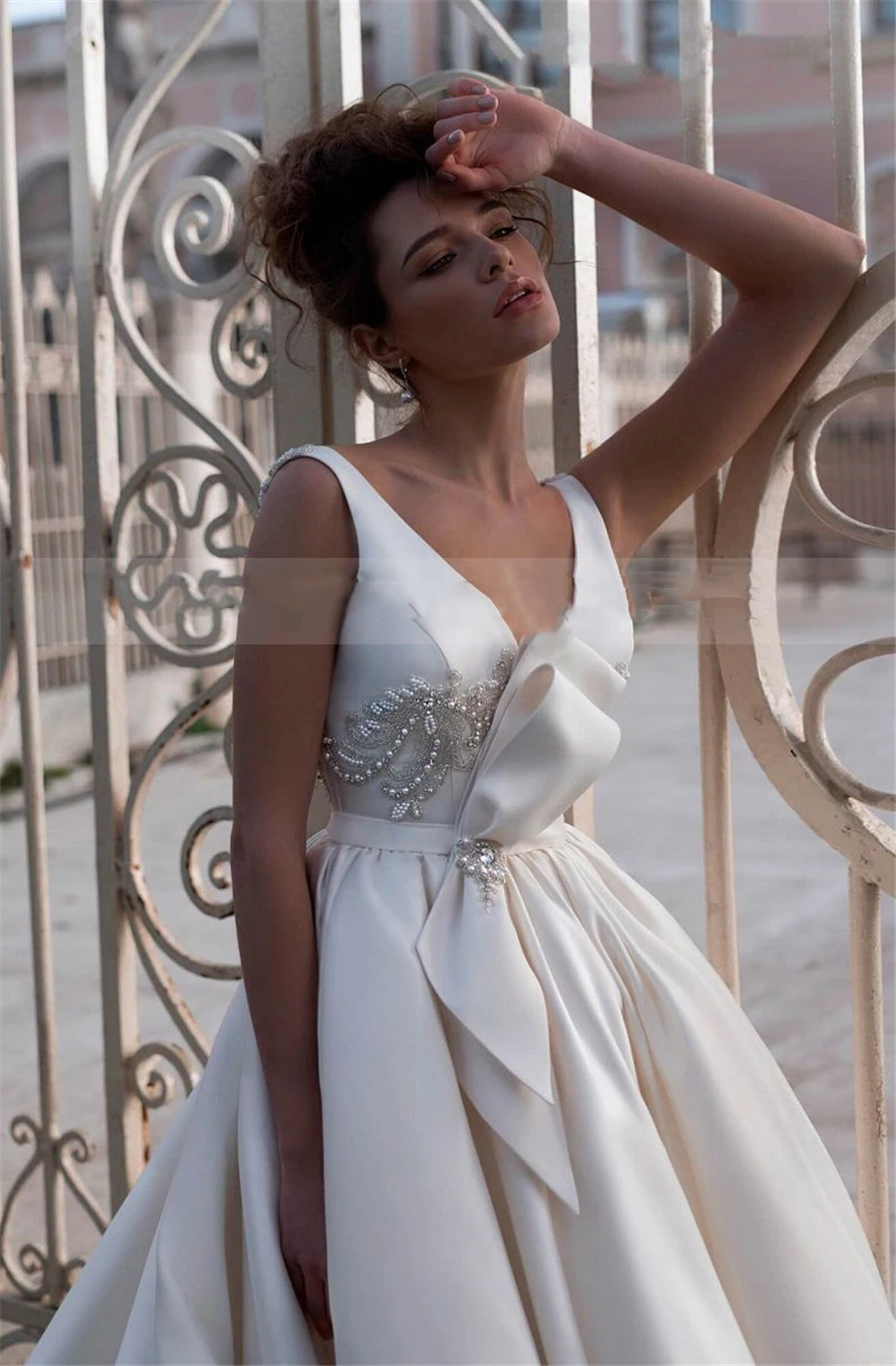 

Brand New Design Ball Gown Wedding Dresses Pleated Beaded Crystal Bling Bling Bridal Gowns Sexy Backless Women Garden Gown