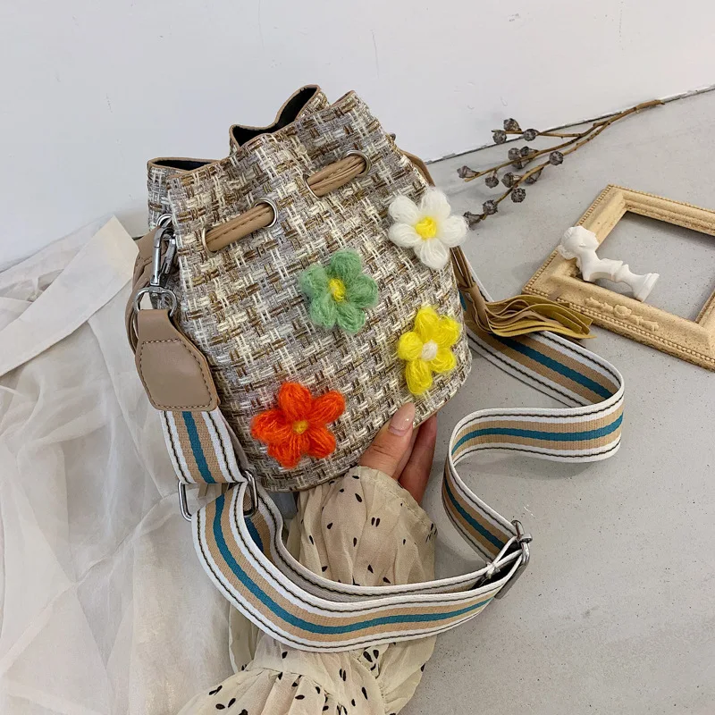 

Personality woven bag 2019 autumn new Korean wild bucket bag fashion flowers shoulder diagonal bag