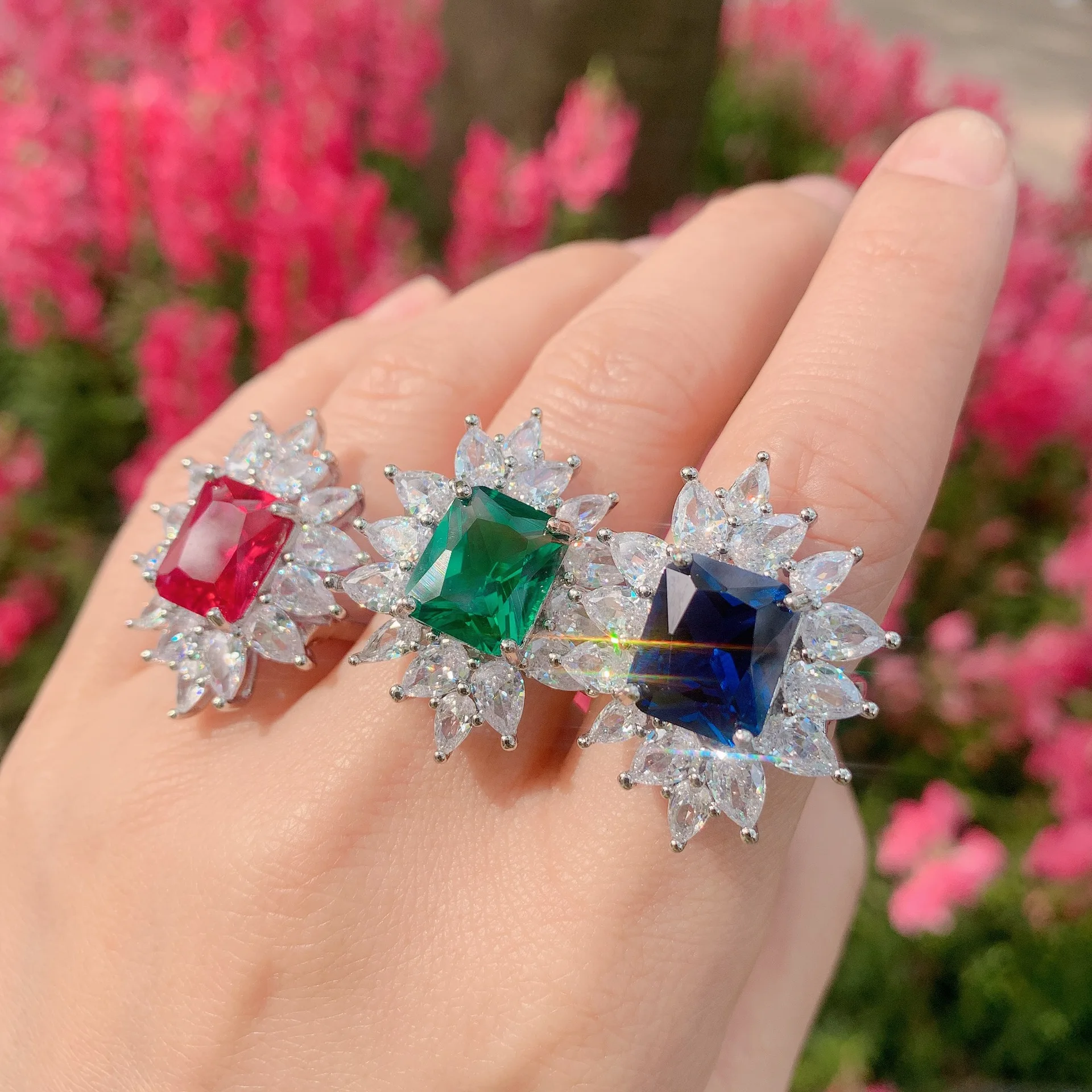 

Женское прямоугольное кольцо с фианитом, с изумрудом и турмалином