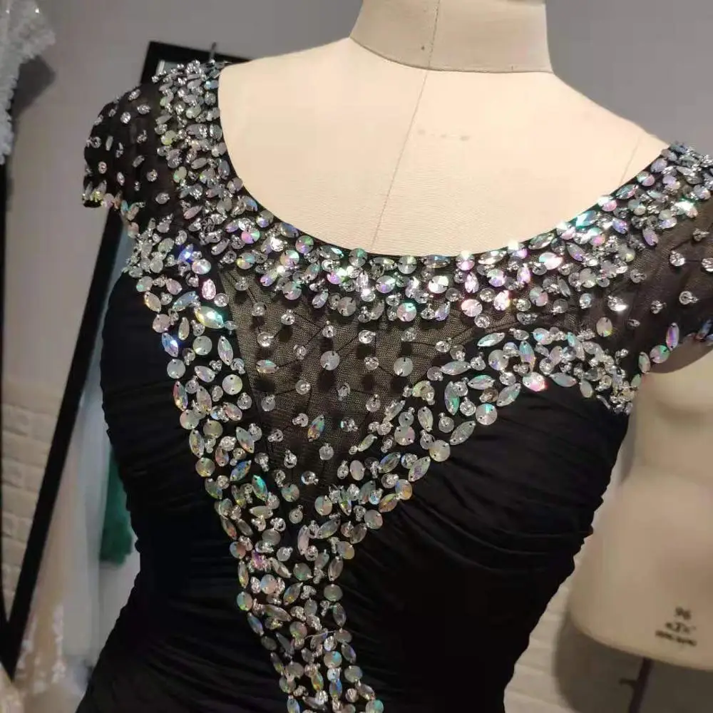 Черное платье с кристаллами и бусинами для мамы невесты вечернее Боковым