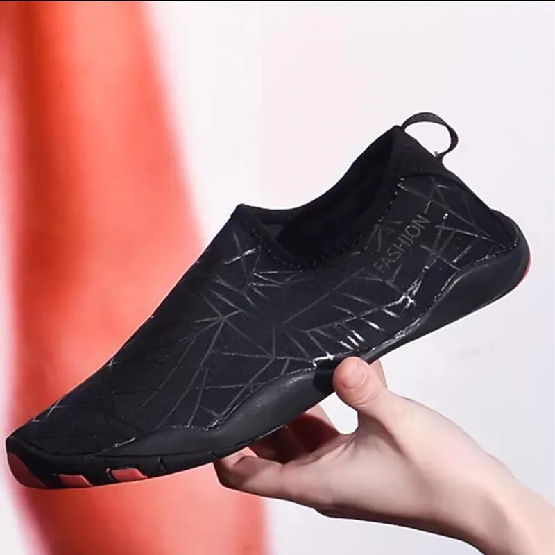Chaussures deau Hommes Femmes Chaussettes de Sport Aquatique de Nager de Surf de Yoga de Nager de Surf de Plage Pieds Nus /à S/échage Rapide Aqua Water Shoes