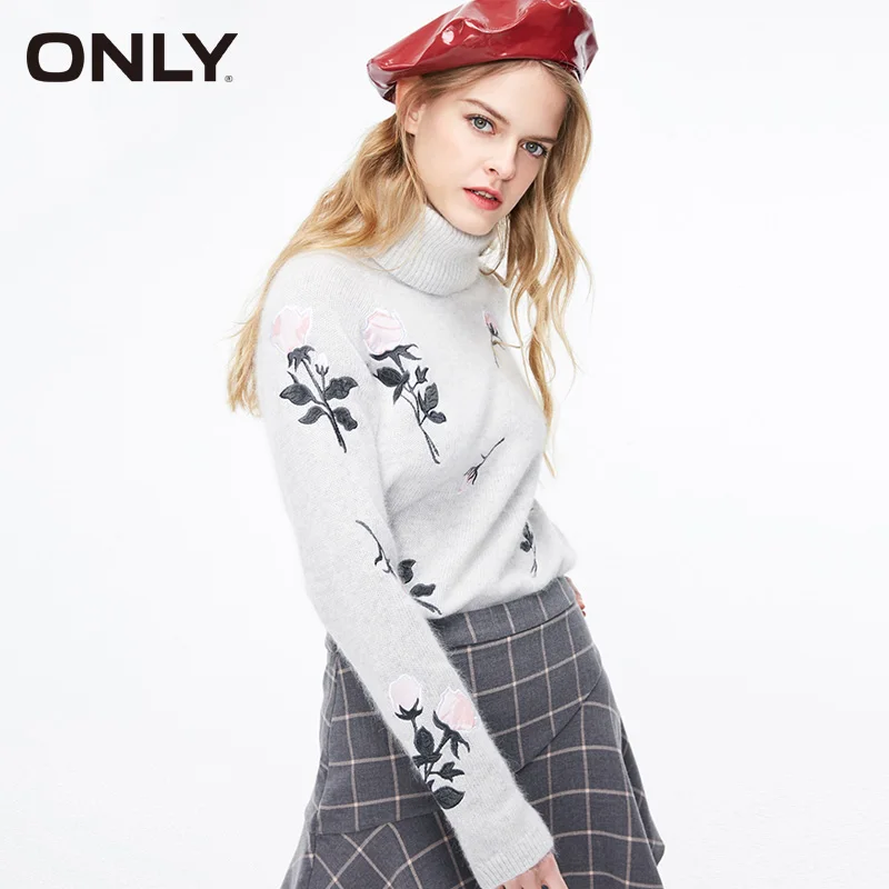 Только приталенный пуловер с высокой горловиной и цветочной вышивкой | 118313563