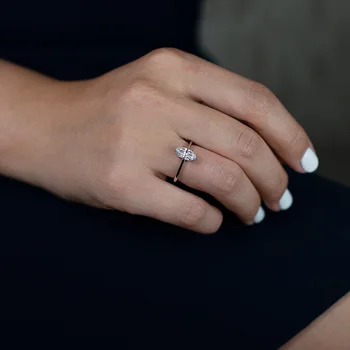 

European and American Super Flash artificial Sapphire Horse Eye Ring Lady popular style Creative Accessories Wholesale