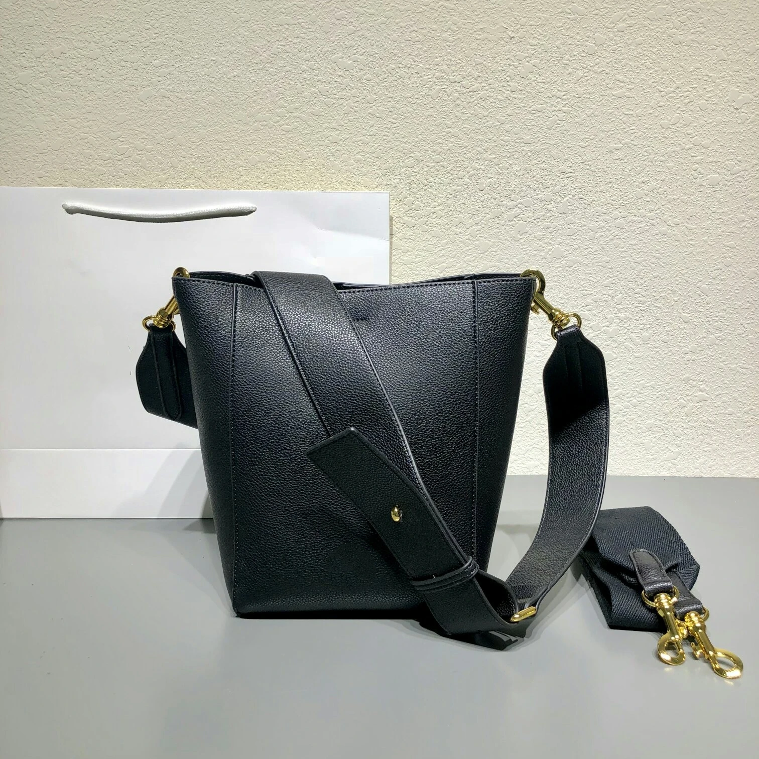 2020 new brand women's leather handbag messenger bag fashionable and durable