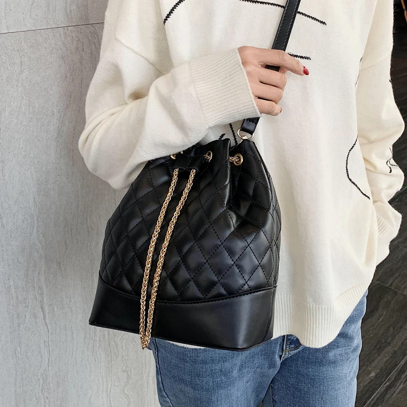 

French Designer Fashion Diagonal Shoulder Bag & Rhombus Chain Bucket Bag Width 18cm Height 18cm Thickness 5cm