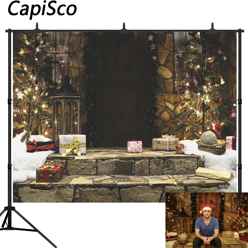 

Capisco Christmas Wood Door Tree Gifts Photography Background Wreath Decoration Santa Claus House Photo backdrop Studio Props
