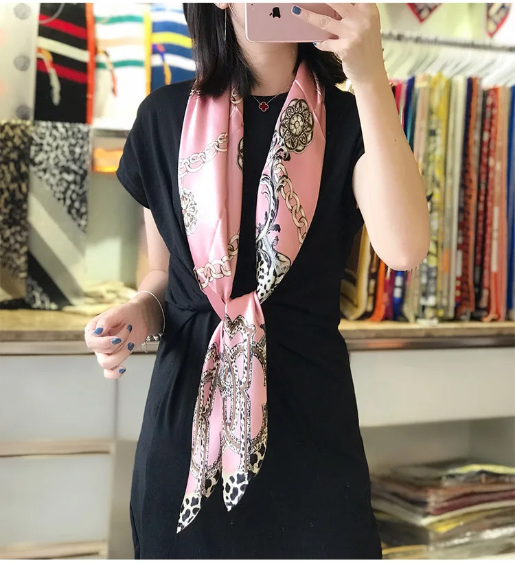 

Leopard Printing Scarf Chains Female Shawls Wraps 12M/M Satin Silk Shawls Wraps Brand Design Hand Roll-hemmed Neck Head 110*110c