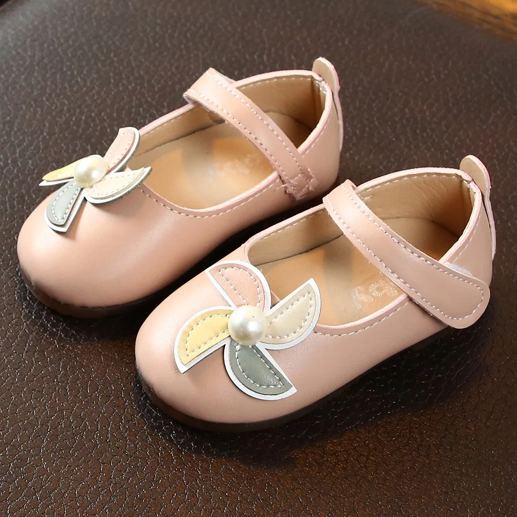 Повседневная обувь принцессы с жемчугом для маленьких девочек; туфли принцессы из мягкой кожи; однотонные туфли на плоской подошве с ремешком