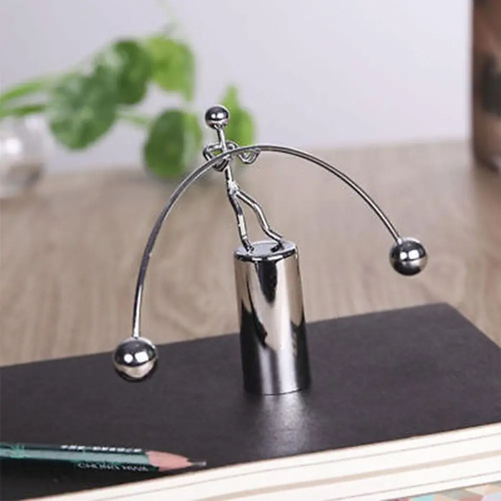 

Swing Dynamic Balance Pendulum Weightlifting eye-catching ornament Man Deck Decoration Office Toy The principle of gravity