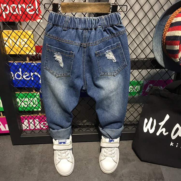 Детские рваные джинсы с дырками в Корейском стиле для мальчиков коллекция года, новые стильные универсальные штаны для мальчиков на весну и осень Wechat, деловые