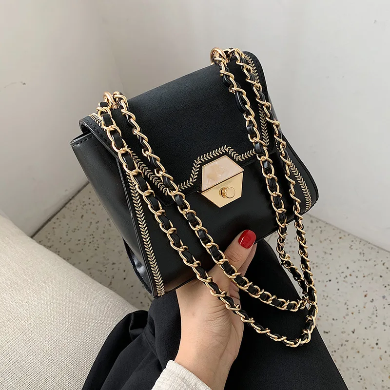 

The new 2019 oblique wing bag is a simple one-shoulder bag fashion chain bag