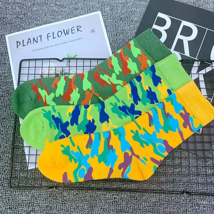 Модные хлопковые камуфляжные носки для взрослых до середины икры, трендовые камуфляжные носки для ношения на улице, яркие носки, яркие цветные носки