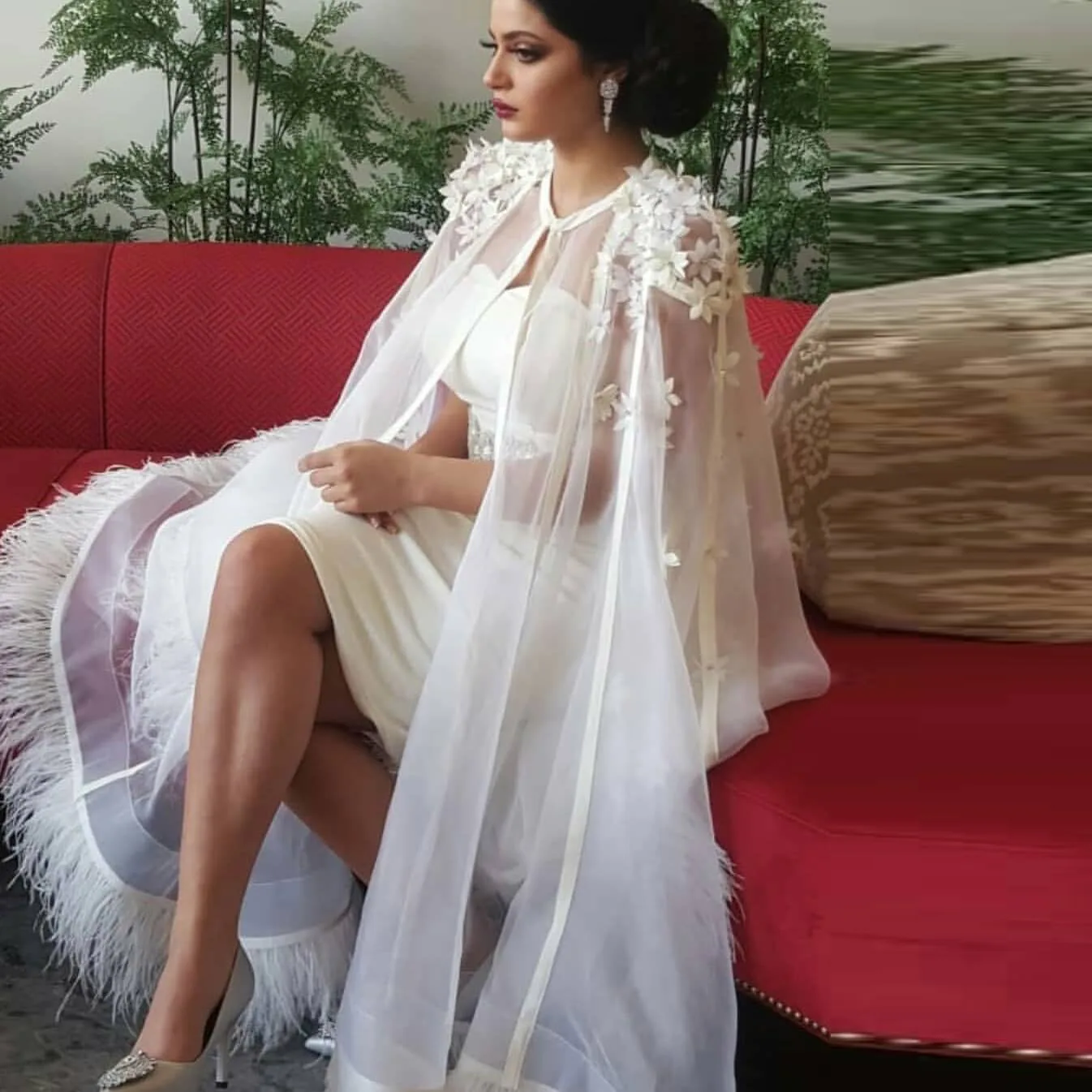 

High Street White 3D Flower Sheath Knee Length Formal Party Dresses With Cloak Feather Prom Gowns Off The Shoulder