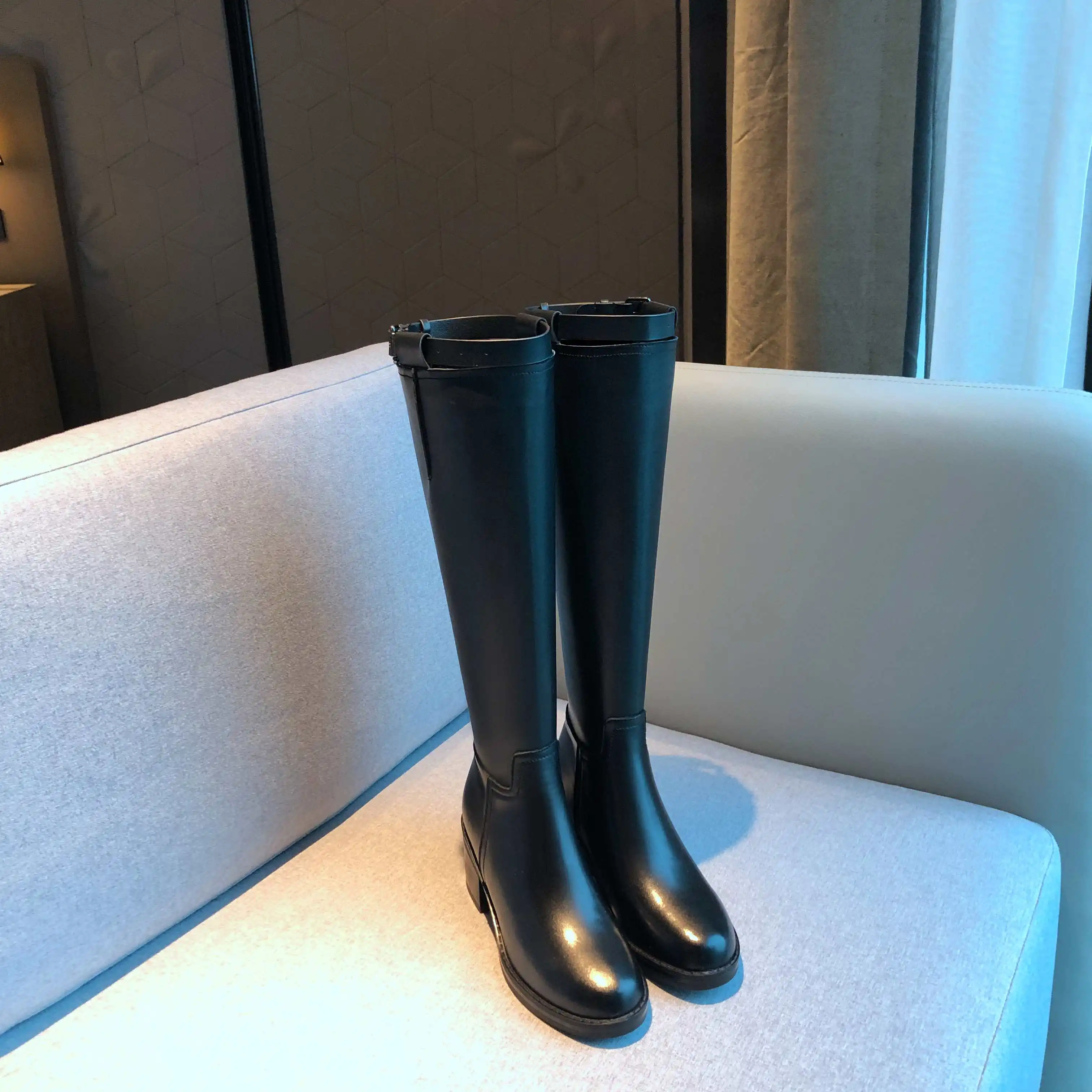 Vichelo/Лидер продаж; теплые зимние женские сапоги до колена из натуральной кожи в сдержанном стиле на высоком каблуке с круглым носком и пряжкой; L16