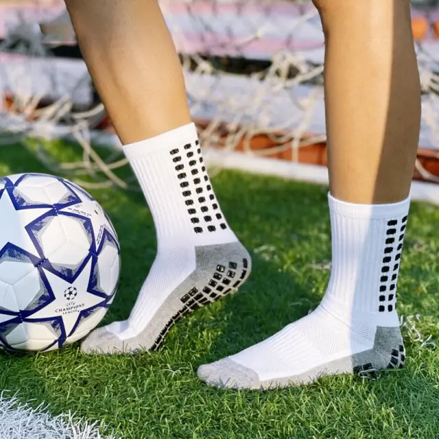 Anti-slip Sport Socks Athletic Socks Non-slip Rubber  Grip for Football, Rugby, Basketball, Running, Hiking, YogaPilates (Red  Socks) 価格比較